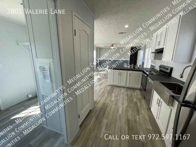 Building Photo - 3801 Valerie Ln