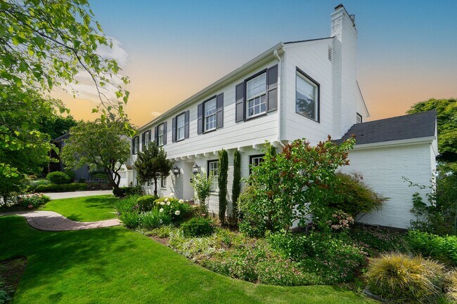 Building Photo - Stunning Luxurious Home with City Views!