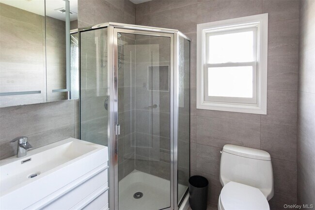 Building Photo - 355 E Beech St