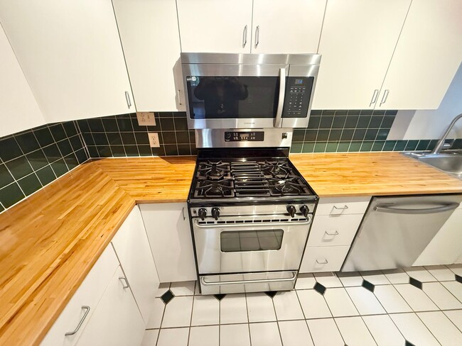 Building Photo - **BEST DEAL**Ghent -2 Bedroom condo 2nd Fl...