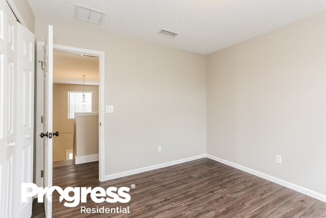 Building Photo - 2464 Royal Pointe Dr