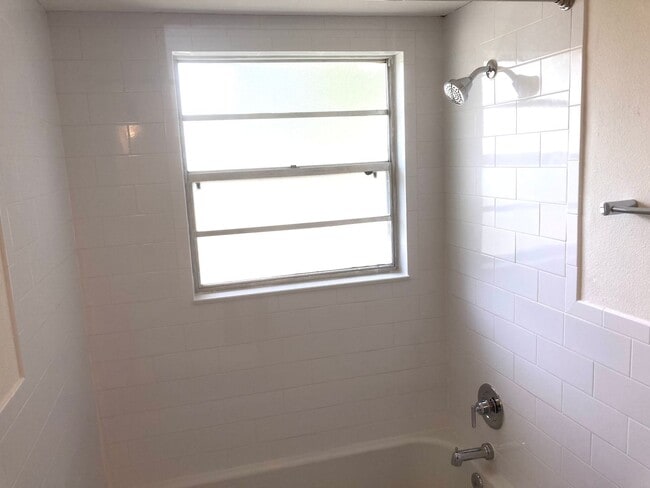 Building Photo - 2 bedroom, 2 bath condo ready to go!