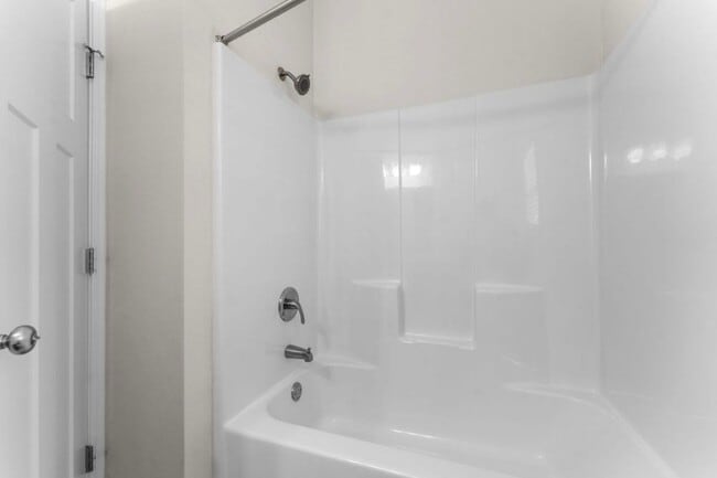 Building Photo - NEW LUXURY 3 BED 2 BATH 2 CAR GARAGE DUPLEX