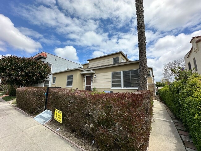 Building Photo - Lovely Cozy & Spacious renovated upper lev...