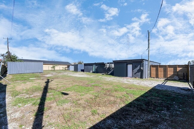 Building Photo - 11605 W Hardy Rd