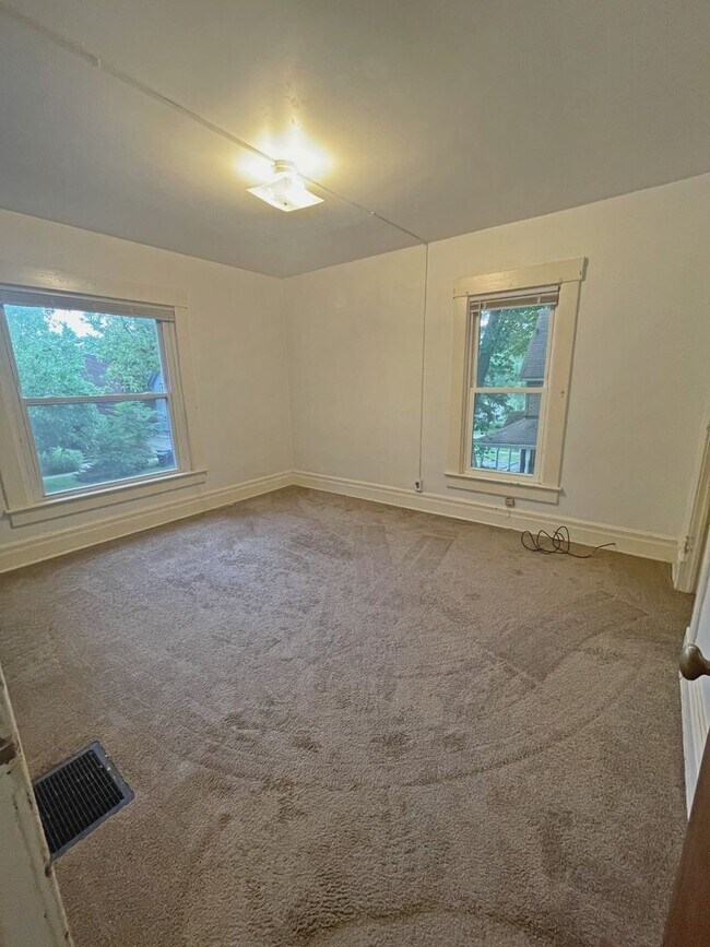 Building Photo - 7 Bedroom Close to Ross, Yost, and UM campus!