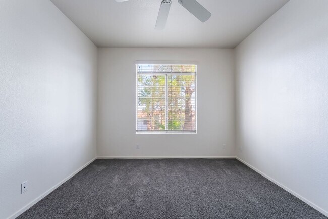Building Photo - 2 bedroom remodeled condo in the Henderson...