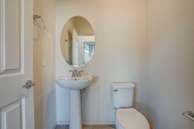 Building Photo - Charming 4-bed, 3.5 bath home with full SOLAR at Trailside community on Happy Valley in North Peoria