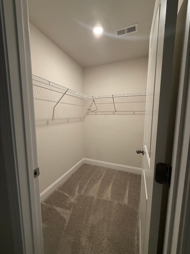 Building Photo - HALF OFF FIRST MONTH RENT!! Three Bedroom ...