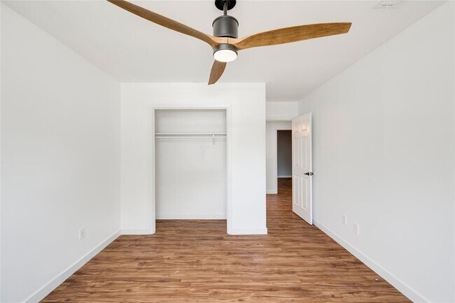 Building Photo - 703 Jetta Ct