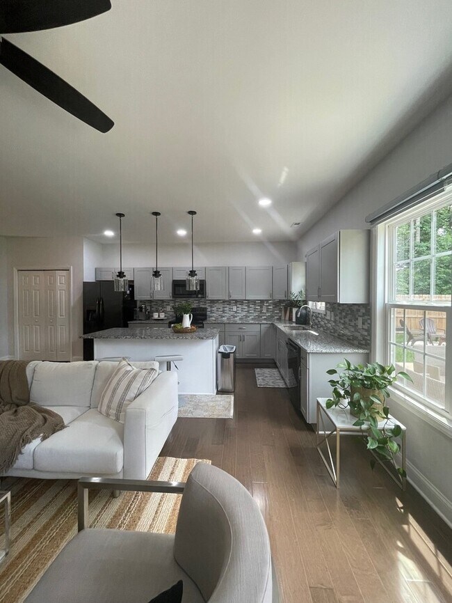 Building Photo - Beautifully Furnished 4-Bedroom Home with ...