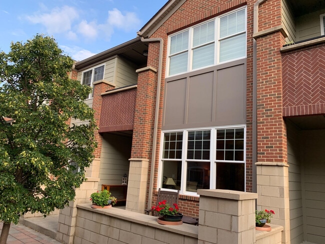 Quiet townhouse with front deck - 532 Beachcliff Row Dr