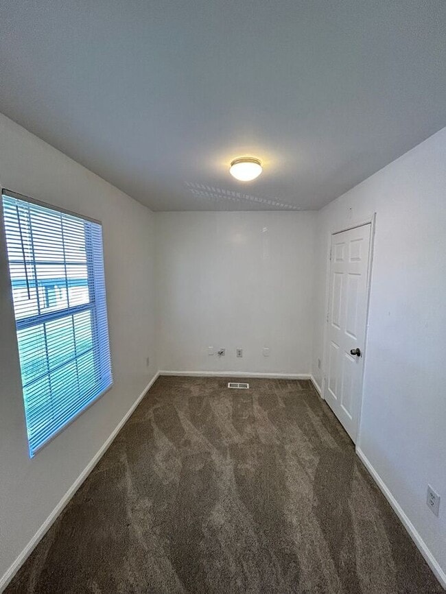 Building Photo - Spacious 4-Bedroom Duplex with Modern Amen...
