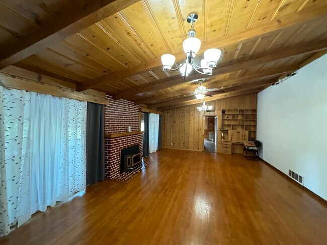 Building Photo - Country Estate Living at its BEST - 4 Bedrooms, 3 Bathrooms in Delano - Liberty One Real Estate G...