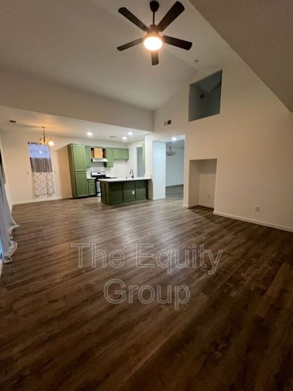 Building Photo - 2020 Golden Way