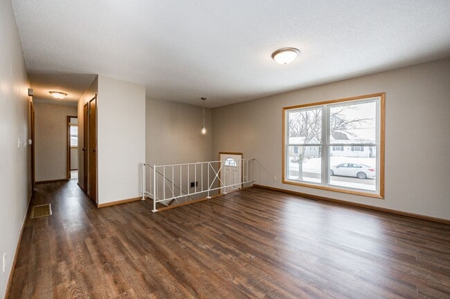 Building Photo - 6507 Laurel Ln NE