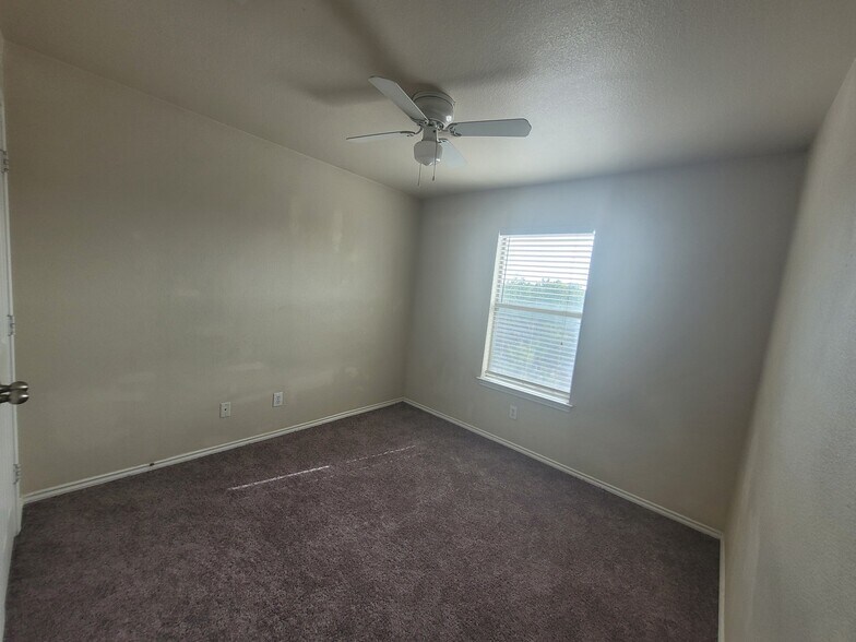 Building Photo - 10806 Mathom Landing