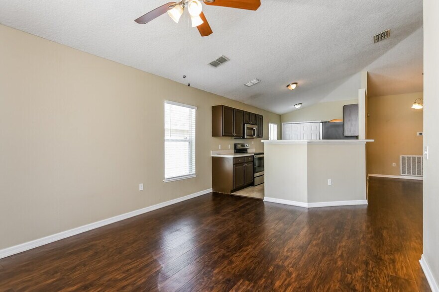 Building Photo - 448 Hammerstone Ave