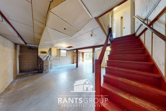 Building Photo - 2-Bedroom Home with Basement on a Spacious...