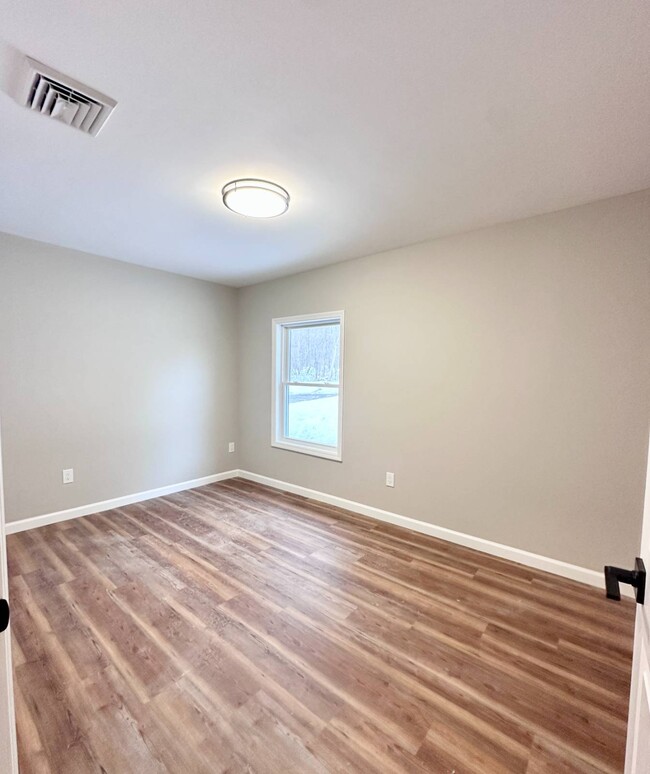 Building Photo - 521 Middleline Rd