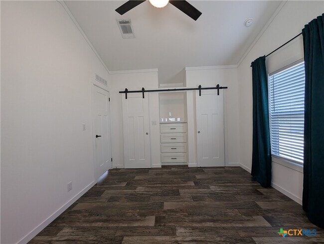 Building Photo - 120 Water Hole Ln