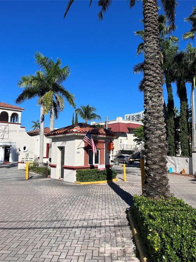 Building Photo - 6709 N Kendall Dr