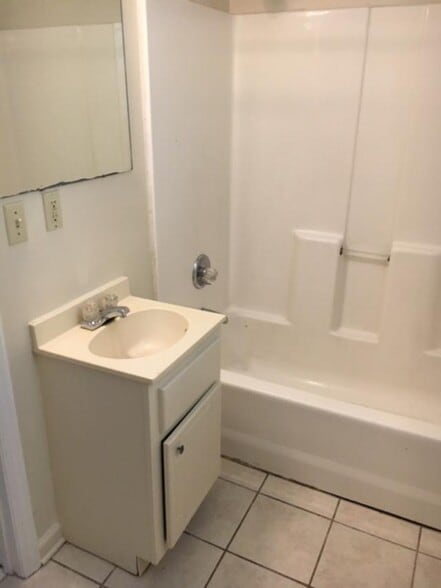 Bathroom - 813 W Greenwood Ave