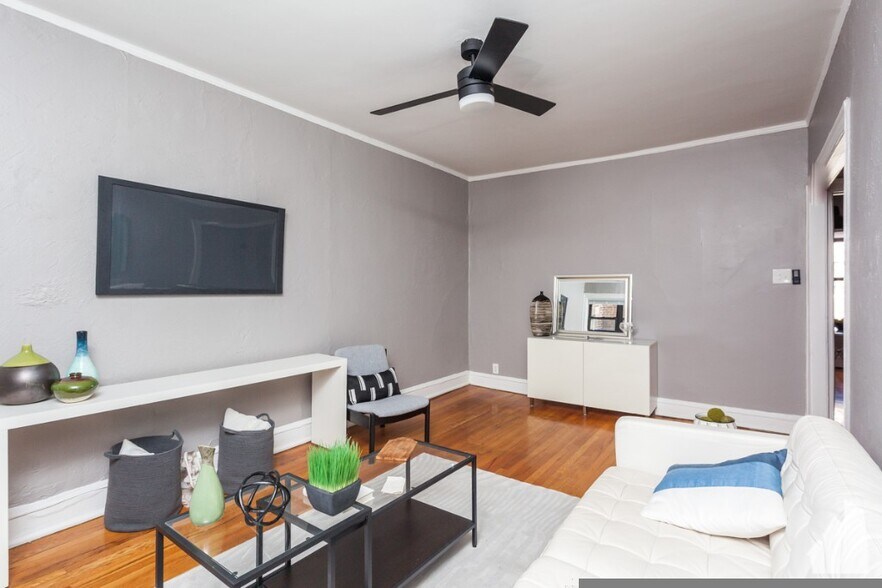 Building Photo - 637 W Cornelia Ave