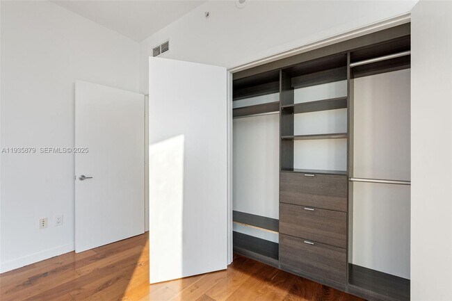 Building Photo - 2020 N Bayshore Dr