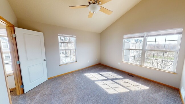 Building Photo - 2 Bedroom Townhome Available October 13th,...