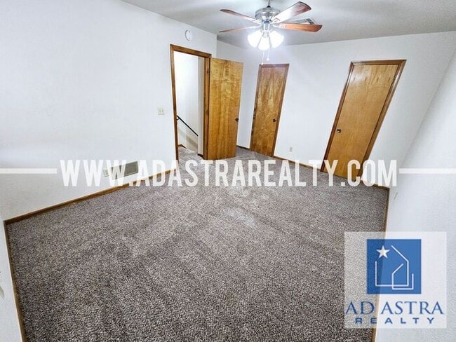 Building Photo - Beautiful Updated Duplex in Grandview-Available in MAY!!