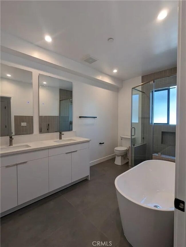 Building Photo - 11141 Strathern St