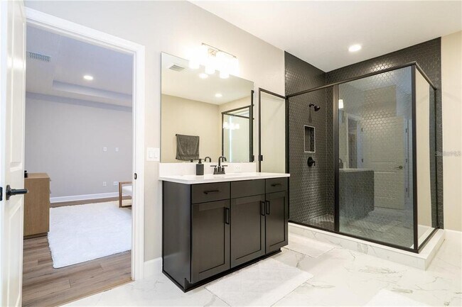 Building Photo - 5090 Shady Pnes Dr