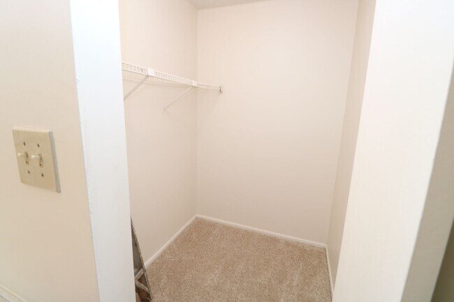 Building Photo - 2 bedroom 1 bath condo near Town Center in Virginia Beach!