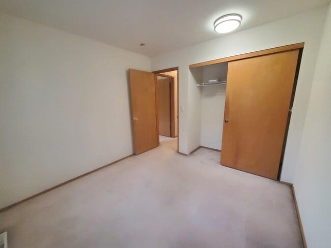 Building Photo - 4 bed, 2.5 bath, 2 car garage on spacious ...