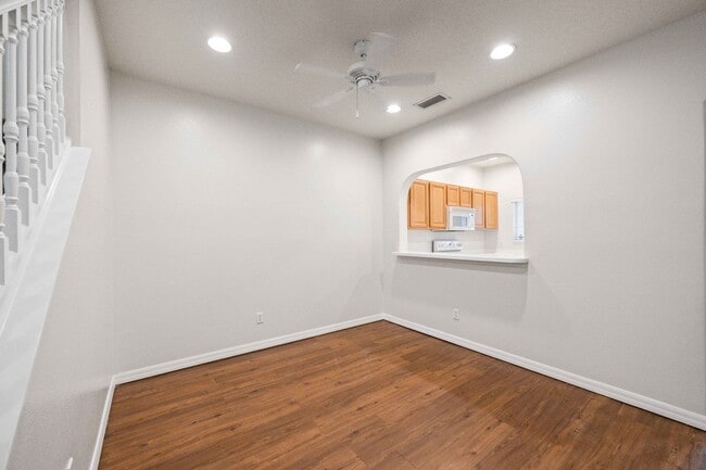 Building Photo - Delightful 2BR, Den /2.5BA Townhouse (Townhomes at Lighthouse Cove)