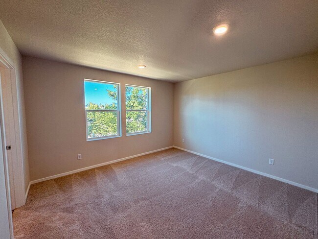 Building Photo - 4 Bedroom, 2 1/2 Bath Home in Marcola Meadows