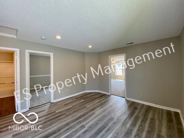 Building Photo - 10902 Glenayr Dr