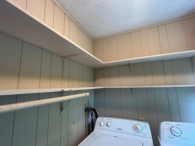 Building Photo - Three-Bedroom Upper Duplex Near Downtown B...