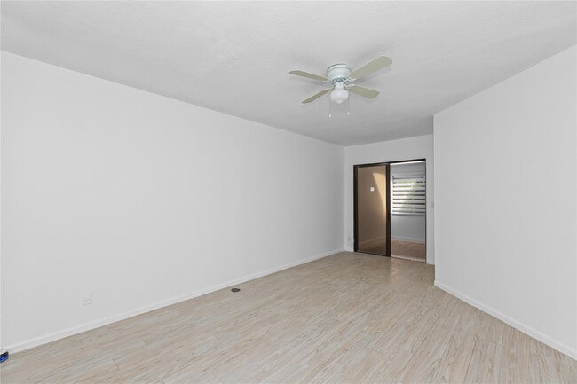 Building Photo - 5051 Pine Dr