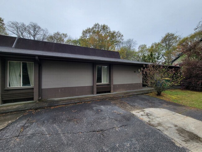 Building Photo - Spacious and newly renovated 3 bed 2 bath ...