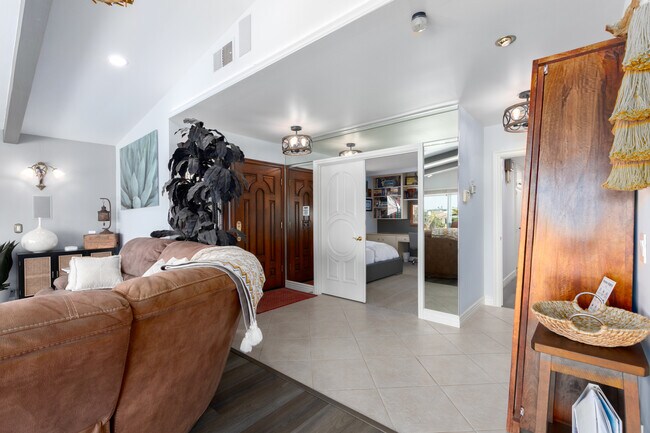 Building Photo - 1408 La Plaza Dr