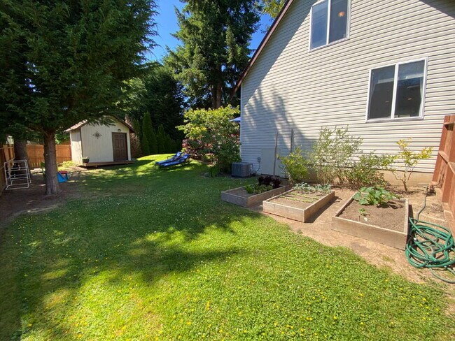 Building Photo - Quiet 3-Bed, 1.5-Bath Home with Large Encl...