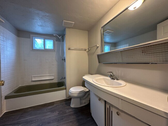 Building Photo - 558 N Elm Ave