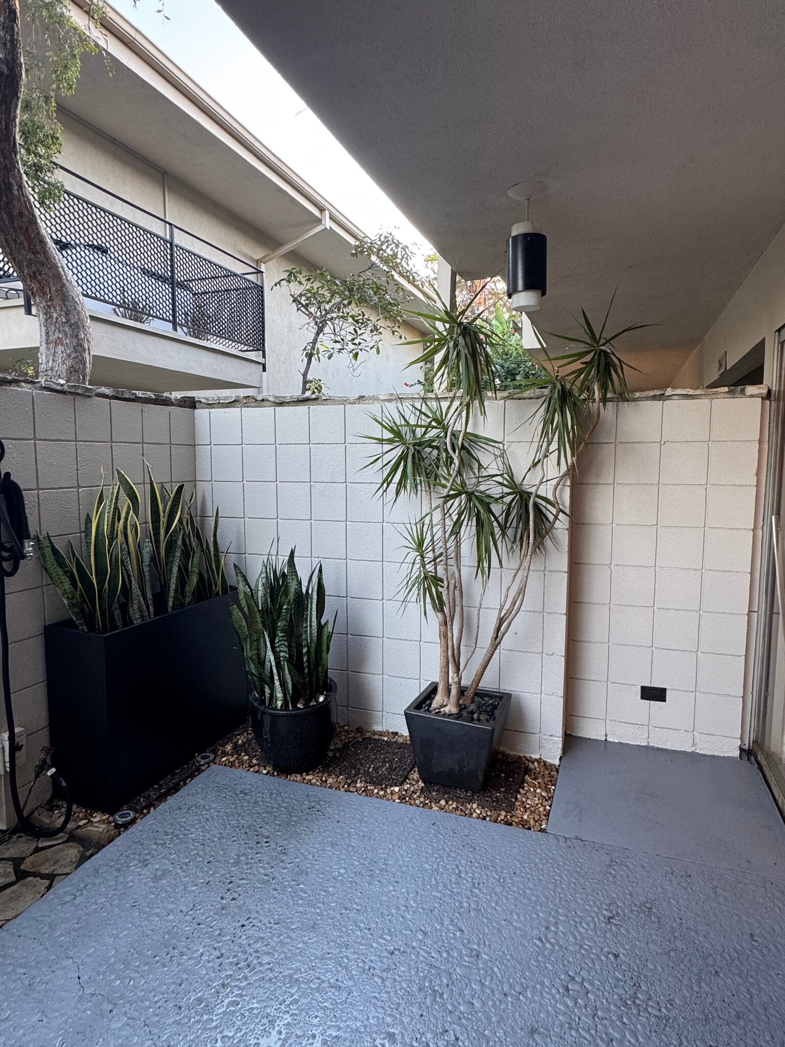 Patio - 241 S Barrington Ave