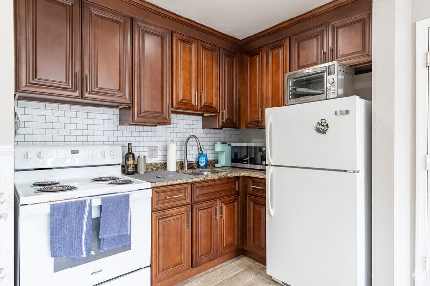 2BR, 1BA - 850SF - Large Balcony - Kitchen - 832 Packard St