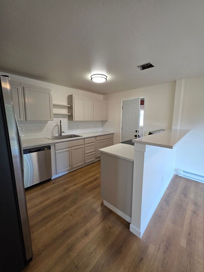 Building Photo - Recently Updated Home