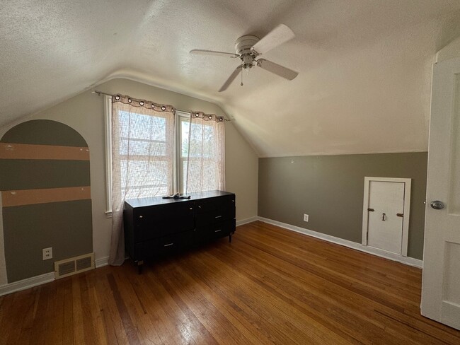 Building Photo - Adorable 3 Bedroom Home Near Lincoln Park!