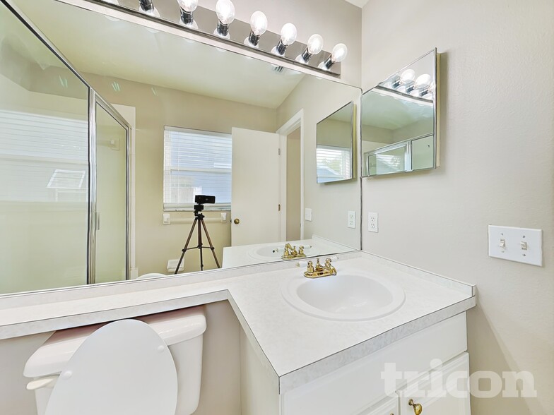 Building Photo - 233 Lakeway Ln