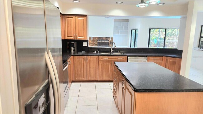 Building Photo - 3037 Crest Dr